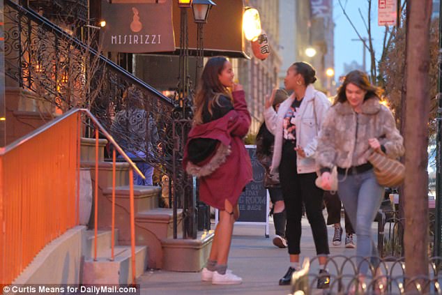 Con gái lớn nhà cựu Tổng thống Obama bị bắt gặp đi dạo cùng chàng trai lạ mặt ở New York - Ảnh 4.