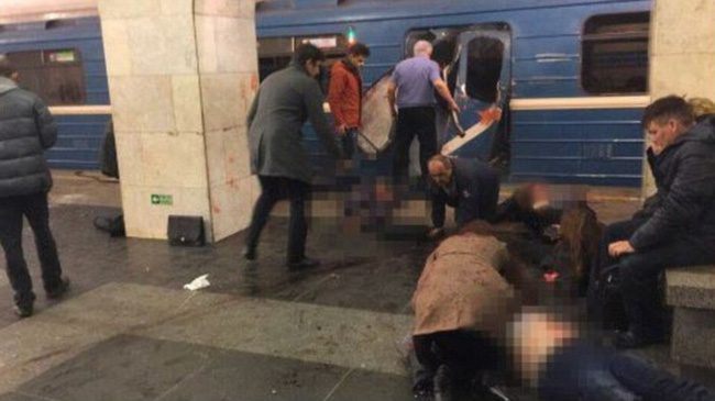 Chùm ảnh: Hiện trường kinh hoàng vụ nổ ga tàu ở Nga khiến ít nhất 10 người thiệt mạng - Ảnh 4.