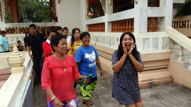 Chồng chết vì ung thư, vợ rủ hội chị em bạn dì đến quẩy tưng bừng trong tang lễ và sự thật phía sau - Ảnh 4.