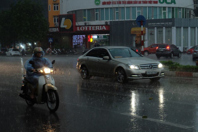 Mây đen che kín bầu trời, Hà Nội đang đón trận mưa rào cực lớn - Ảnh 21. Mây đen che kín bầu trời, Hà Nội đang đón trận mưa rào cực lớn - Ảnh 21.