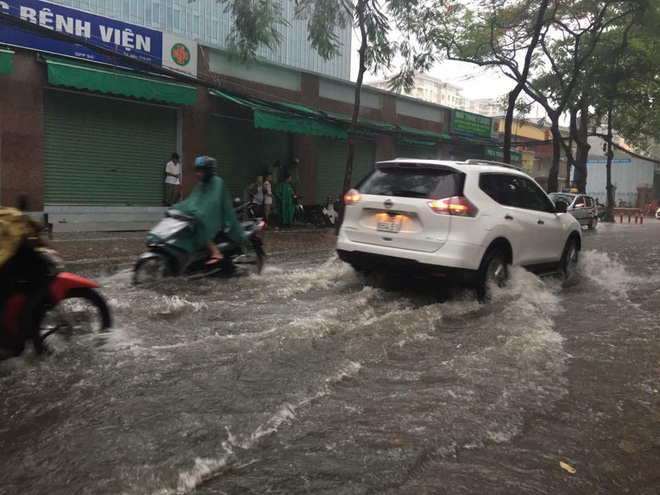 Hà Nội mưa xối xả, nhiều tuyến đường lại xảy ra ngập úng - Ảnh 6.