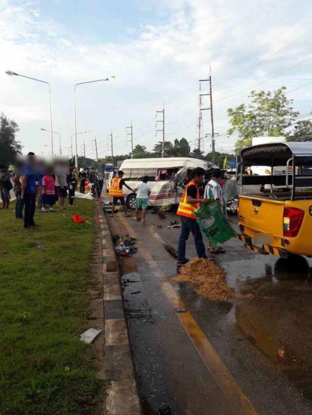 Thái Lan: Xe khách 16 chỗ đâm vào xe bán tải làm 4 người thiệt mạng, trong đó có một phụ nữ người Việt - Ảnh 4.