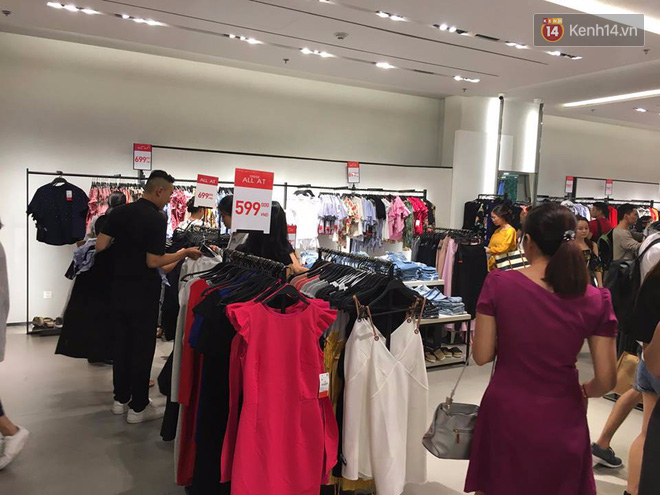 Store Zara ở Sài Gòn chật cứng người mua sắm trong ngày sale đầu tiên - Ảnh 5.