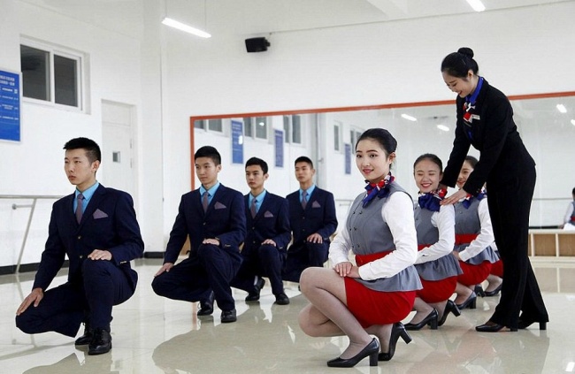 Những bài tập khó nhằn dành cho các cô gái xinh đẹp nuôi mộng làm tiếp viên hàng không ở Trung Quốc - Ảnh 4.