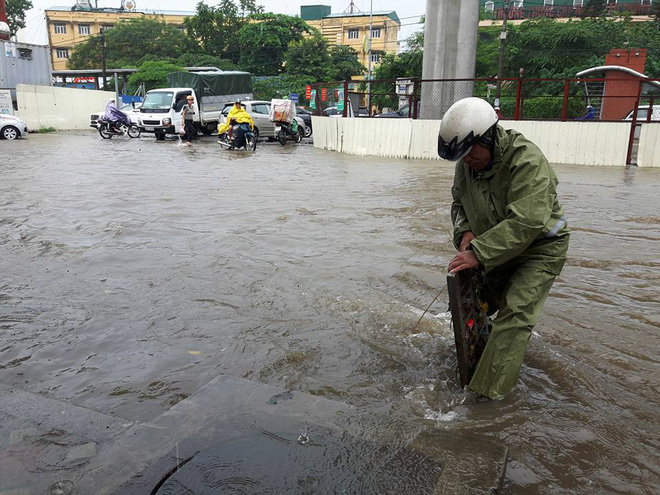 Hà Nội: Nơi mưa ngập trắng băng, dân thi nhau bắt cá, nơi chỉ đủ ướt đường - Ảnh 15.