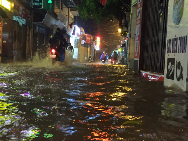 Mưa cực lớn, đường phố Hà Nội ngập úng nghiêm trọng lúc nửa đêm - Ảnh 16.