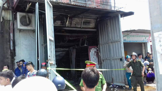 Hà Nội: Cháy lớn tại xưởng làm bánh cạnh quốc lộ 32, đã có thương vong do nạn nhân mắc kẹt bên trong - Ảnh 6.