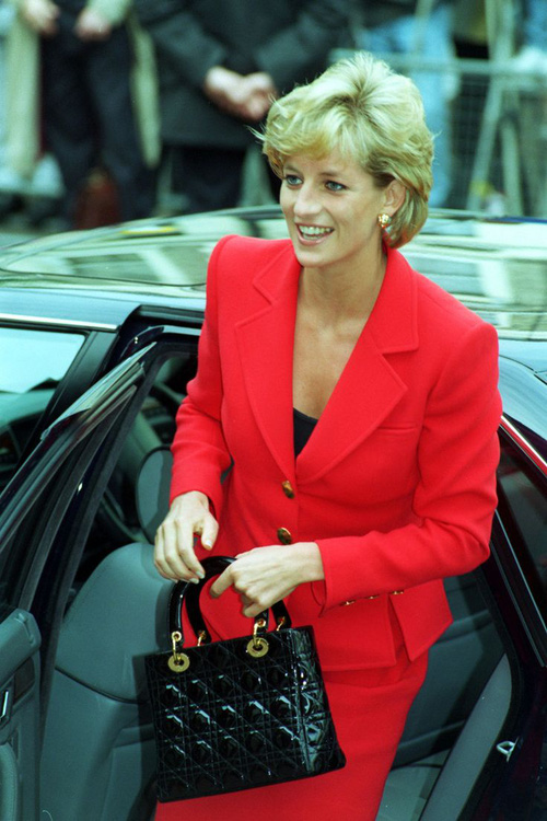 Công nương Diana: fashion icon hoàng gia duy nhất sở hữu đến 2 mẫu túi đình đám được đặt theo tên mình - Ảnh 4.