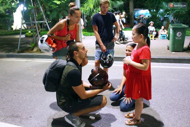 Gặp bé gái gây sốt bởi clip dạy tiếng Việt cho khách nước ngoài ở phố đi bộ Hồ Gươm - Ảnh 4.