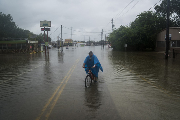 Mỹ: Bức ảnh gây sốc trong bão Harvey - Ảnh 4.