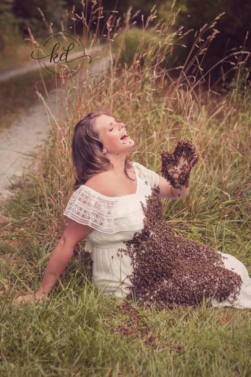 Bộ ảnh mang bầu khiến người xem sởn gai ốc: 20,000 con ong vây quanh cơ thể người mẹ - Ảnh 4.