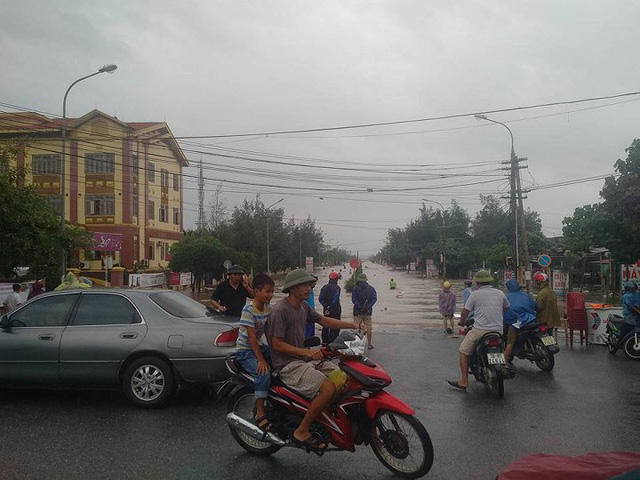 7 người thương vong ở Quảng Bình, 2 tàu chìm ở Quảng Ninh, Nghệ An - Hà Tĩnh tan hoang sau bão - Ảnh 13.