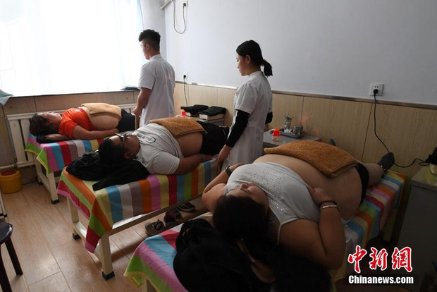 Trung Quốc: Con trai gần như bị mù vì béo phì, gia đình ngàn cân đành rủ nhau dạt nhà giảm béo - Ảnh 4.