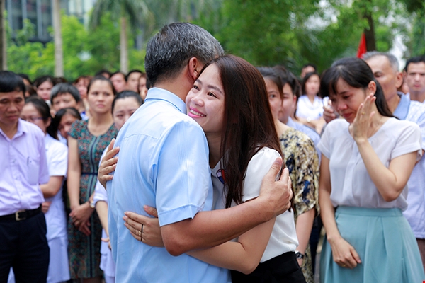Chuyện xúc động nhất hôm nay: Viện trưởng Viện Huyết học nghỉ hưu, hàng trăm y bác sĩ, bệnh nhân xếp hàng dài chia tay - Ảnh 5. Chuyện xúc động nhất hôm nay: Viện trưởng Viện Huyết học nghỉ hưu, hàng trăm y bác sĩ, bệnh nhân xếp hàng dài chia tay - Ảnh 5.
