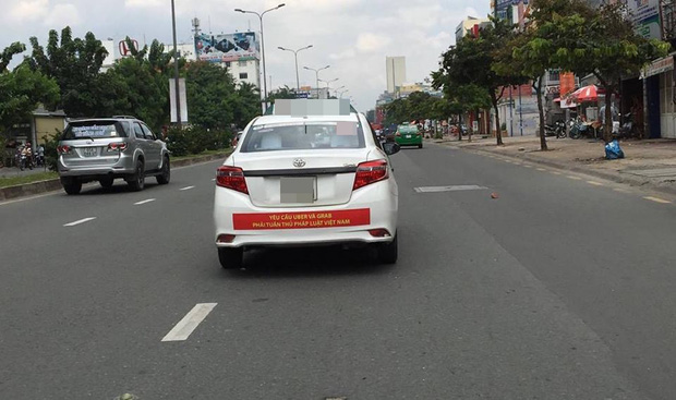 Hàng loạt taxi ở Sài Gòn dán decal phản đối Uber và Grab, Đại diện Vinasun nói: Tài xế tự phát, nhưng khẩu hiệu không - Ảnh 4.