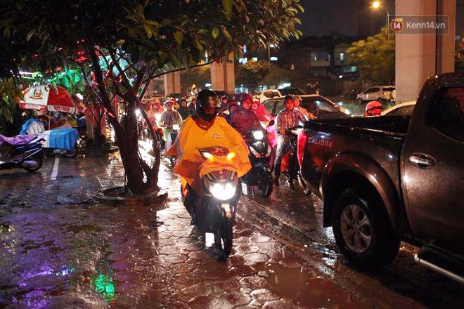 Hà Nội: Tắc đường kinh hoàng giờ tan tầm sau mưa lớn, di chuyển 3km cũng mất tới 1 tiếng đồng hồ! - Ảnh 4.