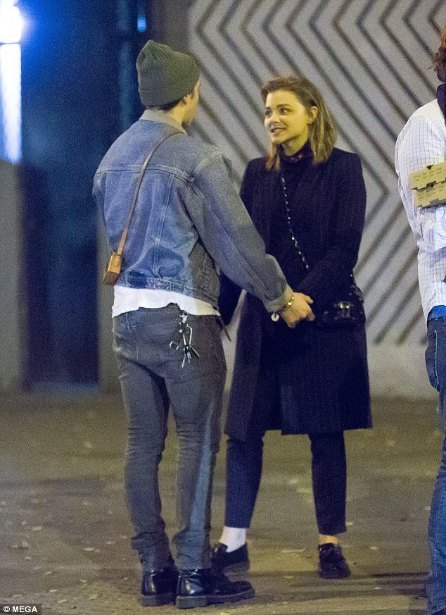 Cậu cả nhà David Beckham ôm hôn bạn gái đắm đuối trên phố  - Ảnh 4.