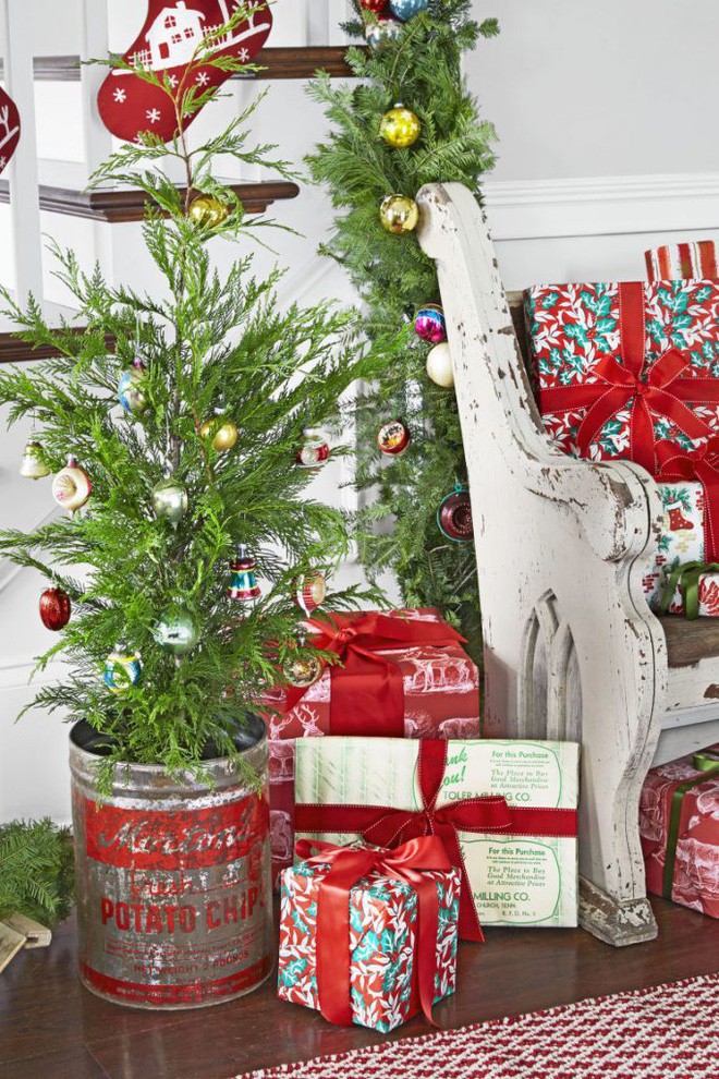 17 ý tưởng trang trí cây thông Noel mini đẹp, độc, lạ dành riêng cho nhà nhỏ  - Ảnh 4.