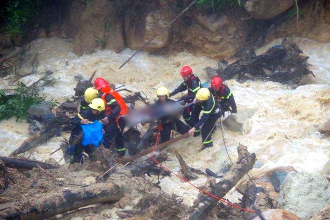 Đôi nam nữ chạy xe lên Đà Lạt bị nước cuốn xuống vực sâu: Thi thể cô gái đã được tìm thấy, chàng trai vẫn - Ảnh 4.