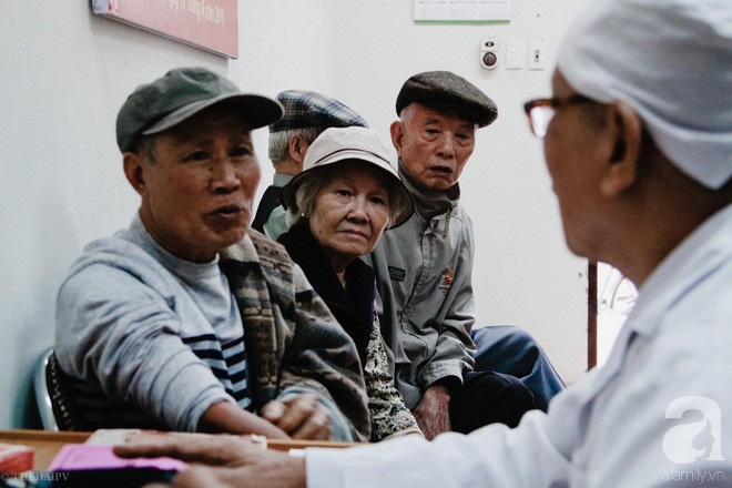 Chuyện ấm lòng ngày rét kỷ lục: Nữ bác sĩ tóc trắng bền bỉ 15 năm mở phòng khám miễn phí cho người Hà Nội - Ảnh 5.