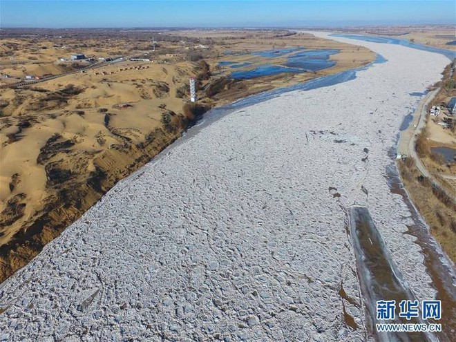 Mùa đông lạnh đóng băng cả quần ở Trung Quốc khiến nhiều người không thể tin nổi - Ảnh 4.