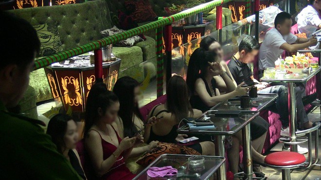 Nhiều nam nữ dân chơi tìm cách tháo chạy khi công an ập vào kiểm tra 2 quán bar ở trung tâm Sài Gòn - Ảnh 4.