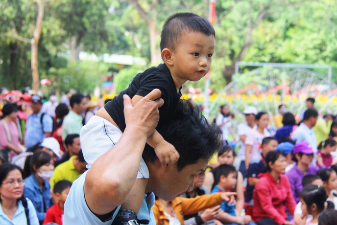 Trời tạnh ráo, nắng ấm người dân Hà Nội, Sài Gòn đổ dồn về khu trung tâm thưởng thức không khí Tết sớm - Ảnh 21.