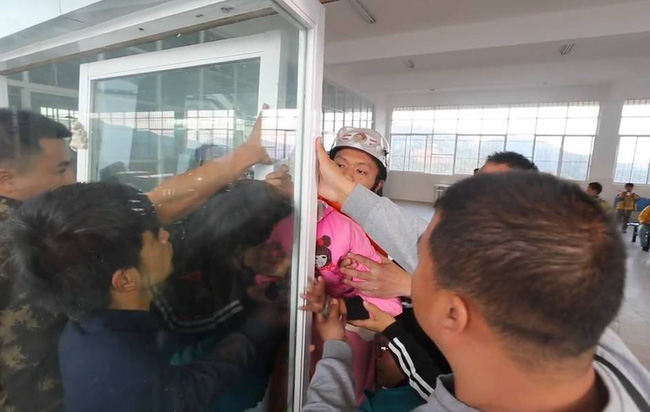 Trung Quốc: Mải đùa nghịch, bé gái 13 tuổi kẹt cứng đầu vào giữa cánh cửa kính - Ảnh 5.