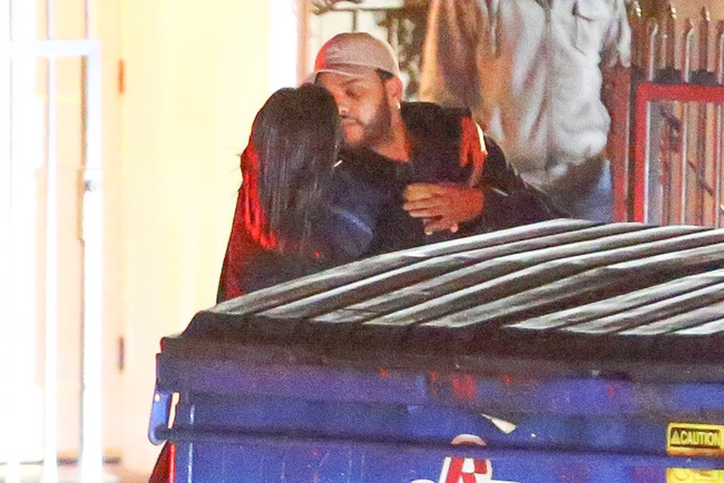 HOT: Selena Gomez lộ ảnh công khai hôn môi The Weeknd tình tứ - Ảnh 5.