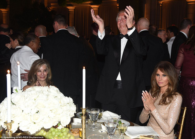 Bà Melania Trump xinh đẹp nổi bật trong bữa tiệc tối trước ngày chồng nhậm chức Tổng thống - Ảnh 6.