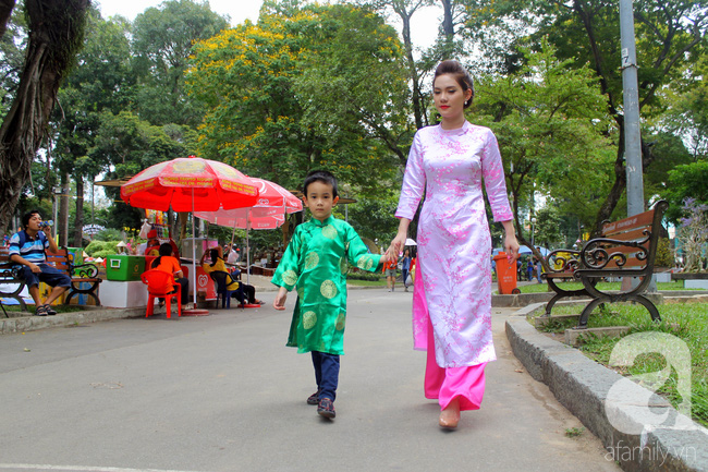 Chị em Sài thành xinh đẹp trong tà áo dài, xúng xính đi trẩy hội hoa xuân - Ảnh 5.