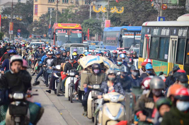 Chùm ảnh: Chiều 28 Tết, người dân lỉnh kỉnh đồ đạc về quê, nhiều tuyến đường ở Hà Nội ùn tắc - Ảnh 5.