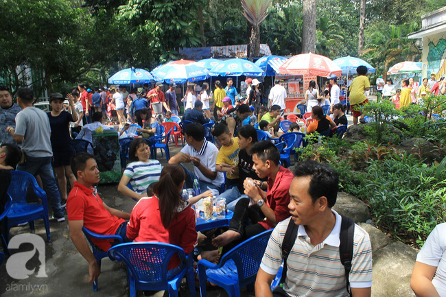 Mùng 5 Tết, nhiều gia đình Sài Gòn dẫn con chen chúc ở Thảo Cầm Viên - Ảnh 15.