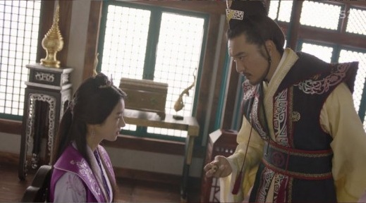 Hoa kiếm Hwarang: Học chữ chưa được bao lâu mà Park Seo Joon đã dám tự xưng Hoàng đế - Ảnh 5.