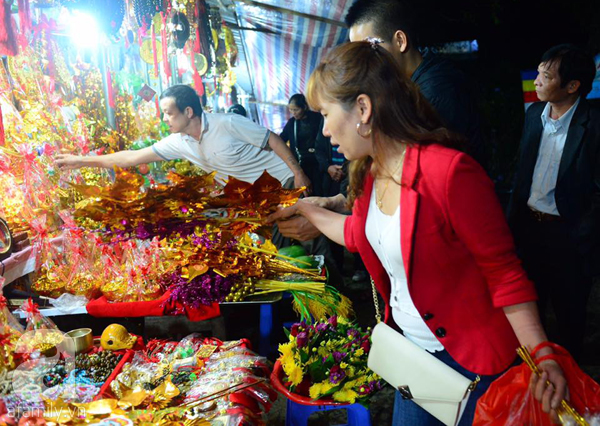 Sợ đông đúc và tắc đường, hàng nghìn người tới chùa Hương từ... nửa đêm - Ảnh 11.