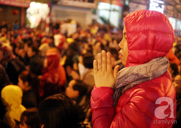 Hà Nội: Hàng vạn người ngồi dưới đường để tham dự lễ Cầu an chùa Phúc Khánh - Ảnh 5.