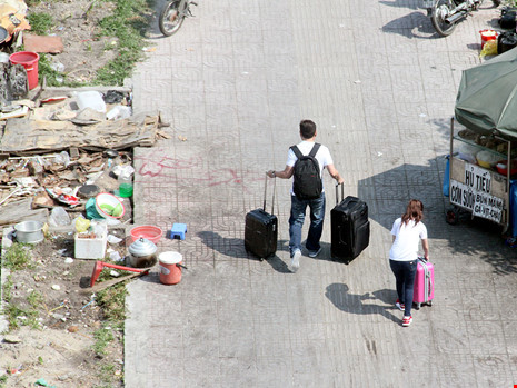 Kẹt xe ở Tân Sơn Nhất, khách bỏ xe chạy bộ vì sợ trễ - Ảnh 5.