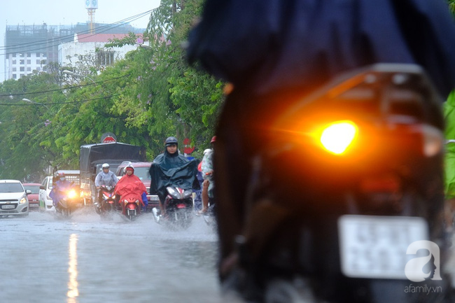 Mưa lớn ngày Cá tháng Tư, người Sài Gòn sũng nước về nhà - Ảnh 15.