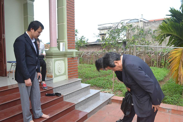 Đại sứ Nhật Bản đến gia đình bé gái người Việt bị sát hại nói lời xin lỗi - Ảnh 4.