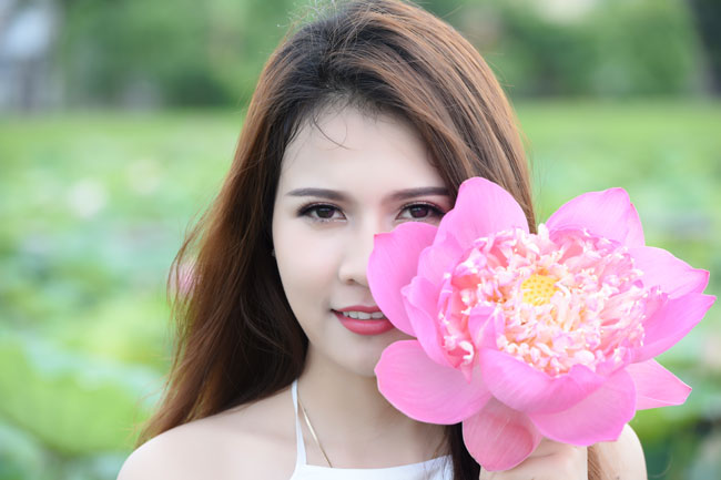 Thiếu nữ L&agrave;o khoe d&aacute;ng ngọc b&ecirc;n sen đầu hạ - Ảnh 5.