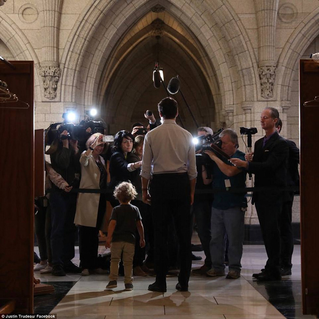 Thủ tướng điển trai của Canada lại khiến chị em đổ rạp vì loạt ảnh mới bên cạnh con trai đáng yêu - Ảnh 5.