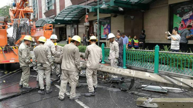 Đang đứng chờ đèn đỏ, cô gái thiệt mạng vì bị cột điện rơi trúng người - Ảnh 5.