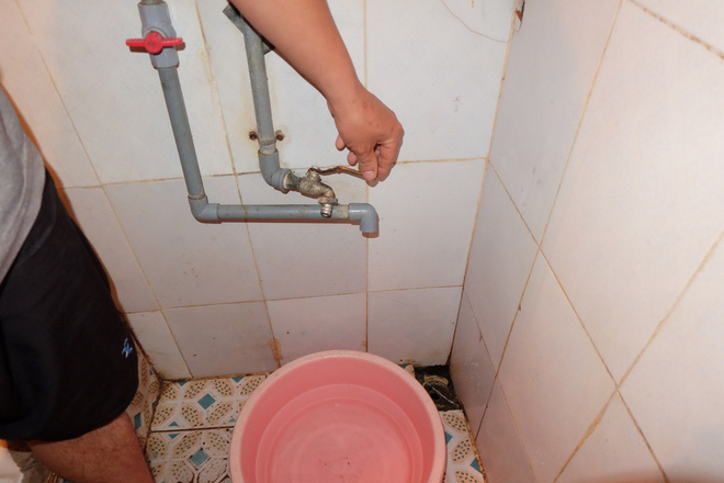 Bi hài cảnh mất nước sạch ngày Hà Nội nóng đỉnh điểm: Cả nhà 4 người chờ đủ 4 lần đi vệ sinh mới dám xả nước - Ảnh 5.
