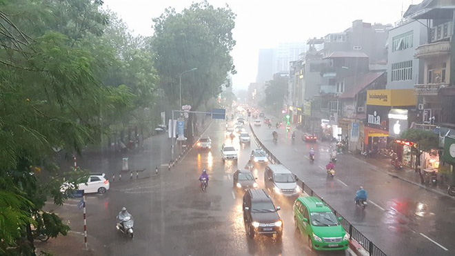 Mây đen che kín bầu trời, Hà Nội đang đón trận mưa rào cực lớn - Ảnh 27.