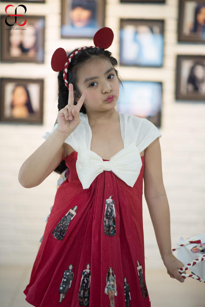 Tự tin catwalk, con gái 9 tuổi của siêu mẫu Thuý Hằng gây chú ý vì cực giống Kaity Nguyễn - Ảnh 5.