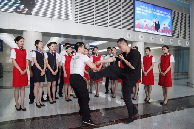 Những bài tập khó nhằn dành cho các cô gái xinh đẹp nuôi mộng làm tiếp viên hàng không ở Trung Quốc - Ảnh 5.