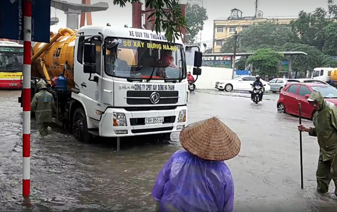 Hà Nội: Nơi mưa ngập trắng băng, dân thi nhau bắt cá, nơi chỉ đủ ướt đường - Ảnh 16.