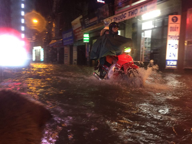 Mưa cực lớn, đường phố Hà Nội ngập úng nghiêm trọng lúc nửa đêm - Ảnh 17.