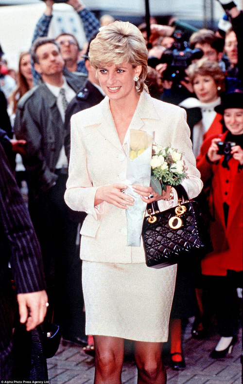 Công nương Diana: fashion icon hoàng gia duy nhất sở hữu đến 2 mẫu túi đình đám được đặt theo tên mình - Ảnh 5.
