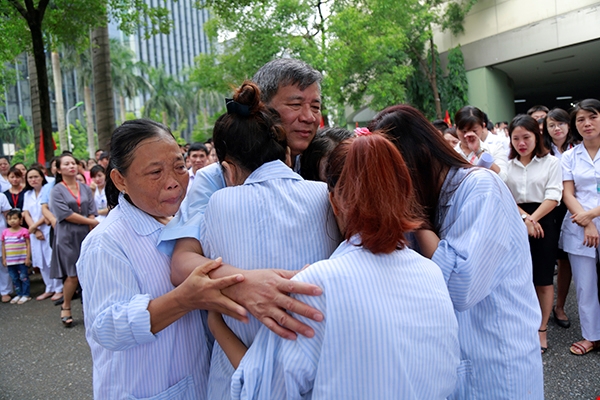 Chuyện xúc động nhất hôm nay: Viện trưởng Viện Huyết học nghỉ hưu, hàng trăm y bác sĩ, bệnh nhân xếp hàng dài chia tay - Ảnh 6. Chuyện xúc động nhất hôm nay: Viện trưởng Viện Huyết học nghỉ hưu, hàng trăm y bác sĩ, bệnh nhân xếp hàng dài chia tay - Ảnh 6.